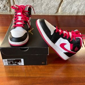 Jordan 1 Mid Very Berry Size 5.5